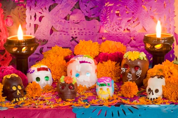 La ofrenda del Día de Muertos representan la unión del mundo material y el espíritual, los cuatro elementos (tierra, agua, fuego y viento) y el universo.