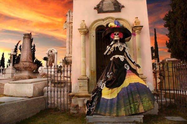 Los cementerios dejan de ser lugares fúnebres para llenarse de color, aromas y música.