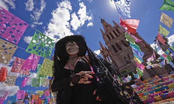 Las calles de los poblados también se llenan de color con el tradicional papel picado.