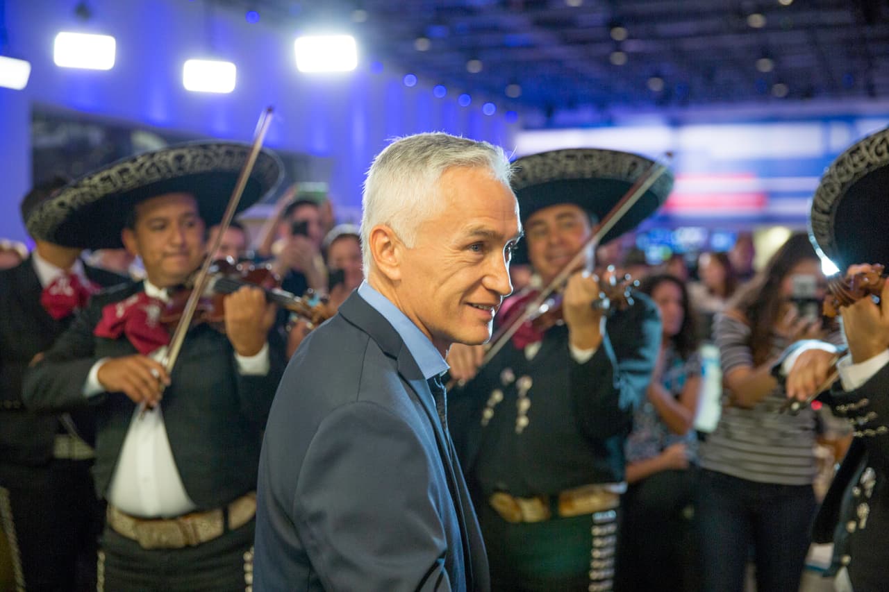 <b>Jorge Ramos. </b>El presentador nacido en Ciudad de México es uno de los periodistas de origen hispano más influyentes en los Estados Unidos. El 3 de noviembre de 2016 cumplió 30 años como presentador del noticiero de la cadena Univision, una de las empresas de medios en español más importantes del país.