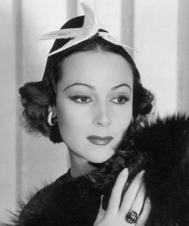La actriz mexicana Dolores del Río estableció un estilo muy particular, y su tipo causó furor en el Hollywood de la década de 1930 y posteriormente en México, en la 'epoca de oro' del cine mexicano. Su belleza, de rasgos especiales, dejó huella en generaciones de actrices nacionales.