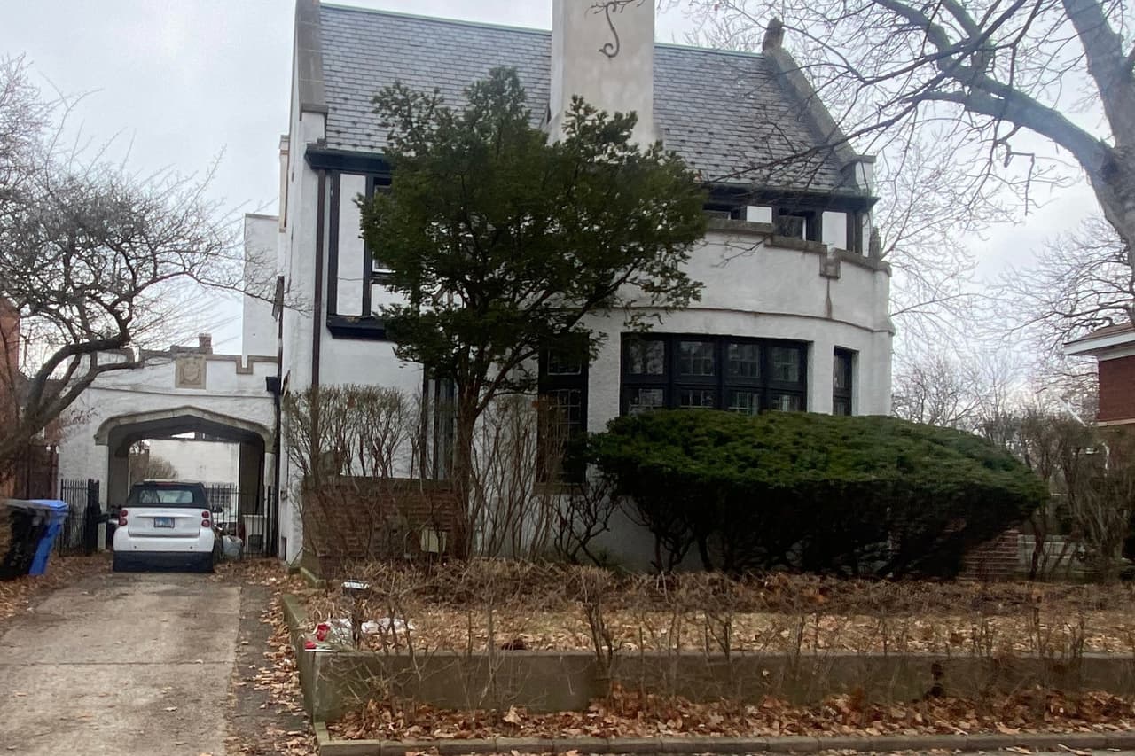 Frente a su casa comenzaron a aparecer 
<b>ramos de flores, globos en forma de estrella, velas y cartas escritas a mano. Pequeños gestos de cariño que hablaban de algo más que su legado público: hablaban del vecino, del amigo, del hombre cercano.</b>
<br>
<br>"Siempre atentos, siempre estamos aquí para nuestras celebraciones: el baile de graduación, la graduación... en fin, somos una familia. Siempre fue, siempre ha sido un hombre de familia fuerte y muy comprensivo", dijo Oliver Speller, a la cadena ABC.