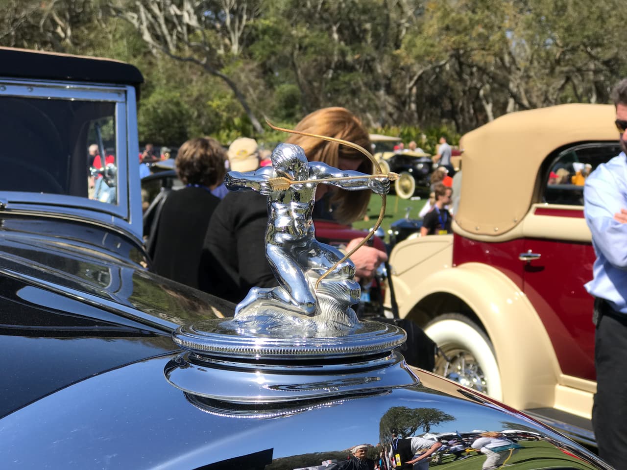 Cupido, uno de los más célebres ornamentos que haya vestido un auto estadounidense, parece estar a punto de utilizar su magia desde el capó de un
<b>Pierce-Arrow Twelve Convertible Coupé Roadster de 1933</b>. Lamentablemente Pierce-Arrow fue otra de la víctimas de la Gran Depresión habiendo cerrado sus puertas en 1938.