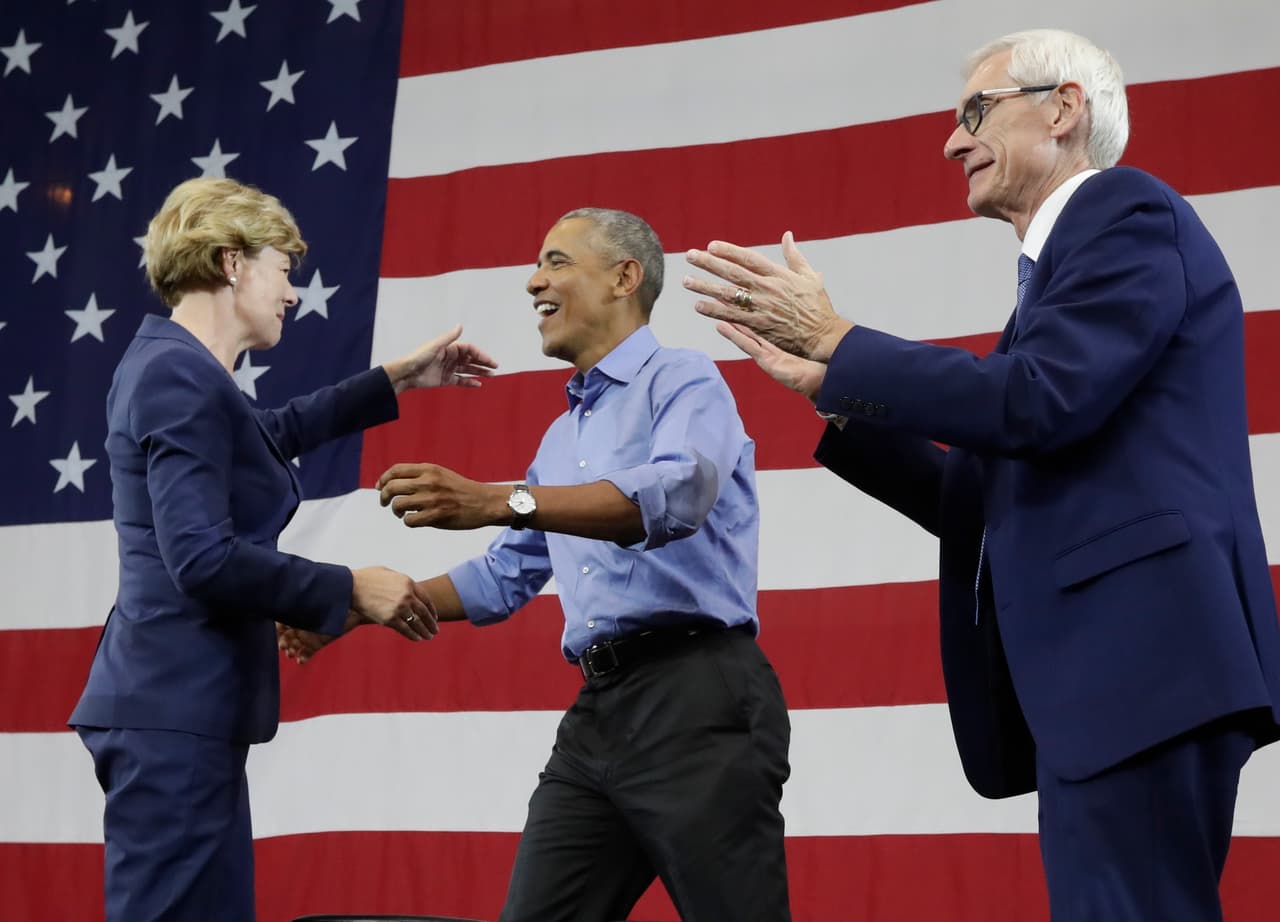 Unos días antes Barack Obama hizo campaña con Tony Evers en Milwakee. Allí estuvo Tammy Balwin, quien busca reelegirse en el Senado por Wisconsin. 26 de octubre de 2018.