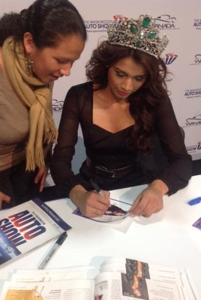Marisela regresó a casa feliz de haber tenido la oportunidad de asistir al auto show en Washington y sentir el calor de su gente. La reina se divirtió tomándose fotos con sus admiradores y repartiendo autógrafos.