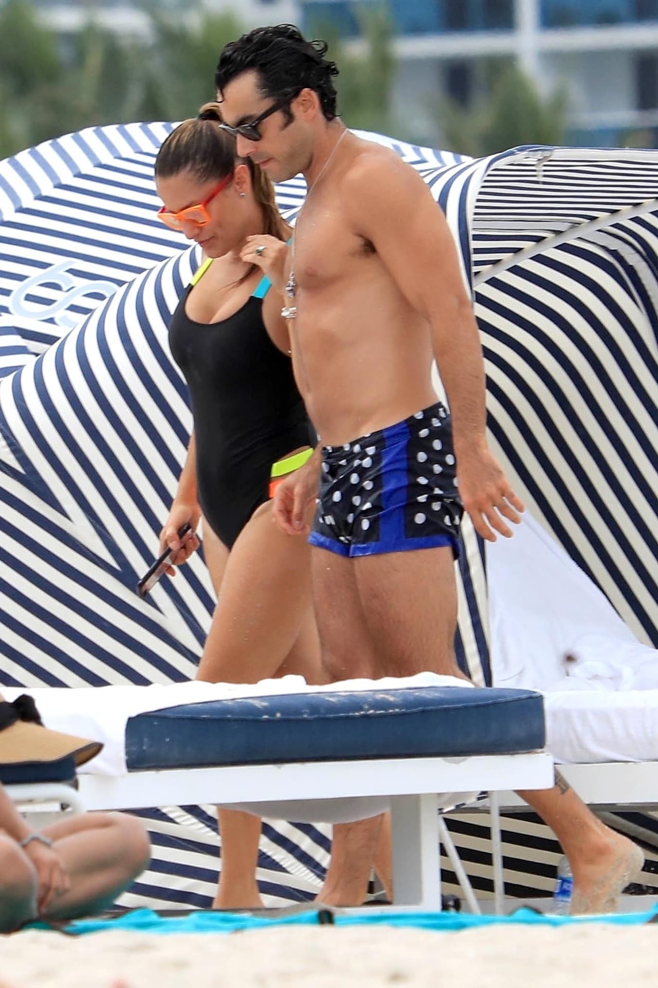 Tras un día de playa y poco sol, Aarón Díaz y Lola Ponce se marcharon juntos al departamento que tienen en Miami.