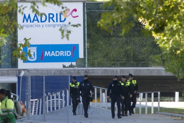 Según testimonios recogidos por Efe, el lanzamiento de petardos que finalmente terminó creando el caos, comenzó ya cuando los jóvenes participantes en la macrofiesta se encontraban bebiendo en el exterior, en una zona cercana al local.