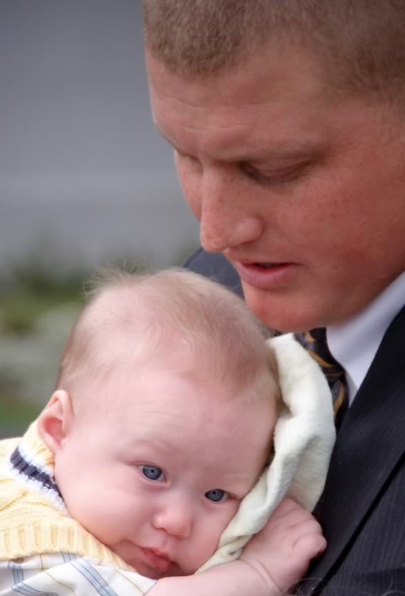 El oficial Lenehan con uno de sus hijos.