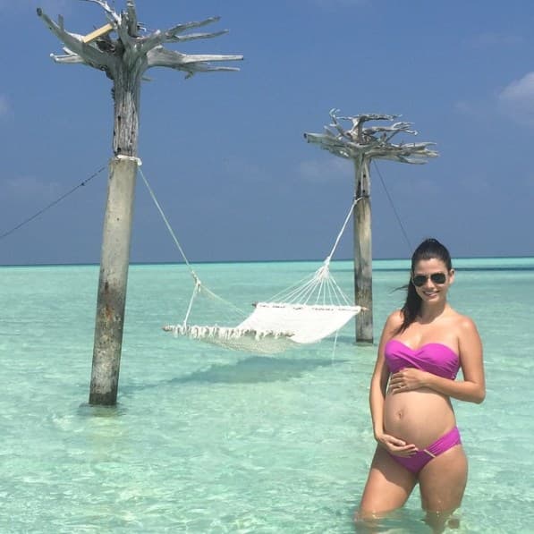 Bañada por el suave oleaje y disfrutando de un bello día en la playa.