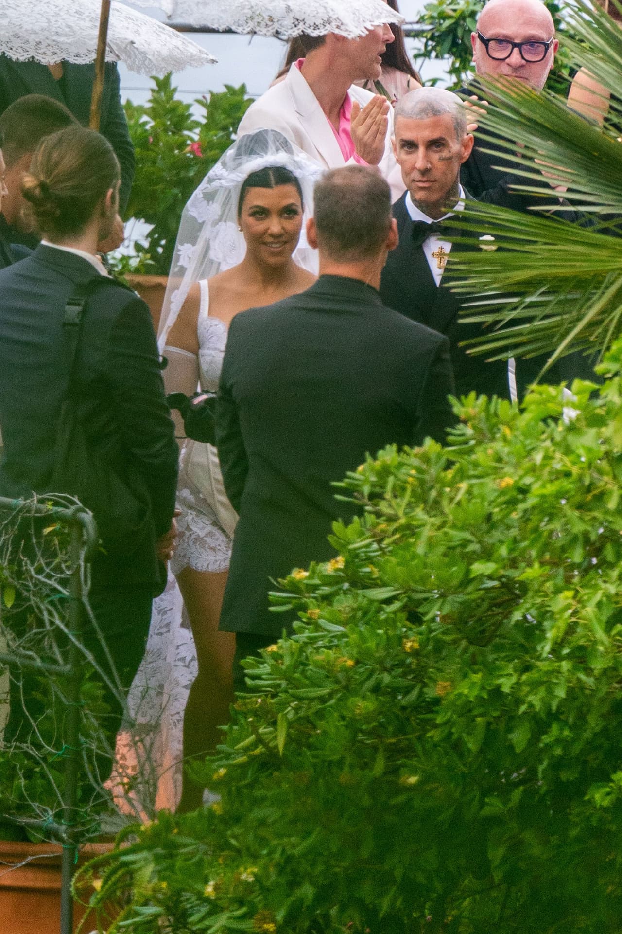 Kourtney Kardashian
<b><a href="https://www.univision.com/famosos/boda-kourtney-travis-vestido-de-novia-negro-looks-kardashian-jenner-lunch-fotos">lució un vestido de novia corto</a> </b>con el que dejó al descubierto sus largas piernas.
<br>