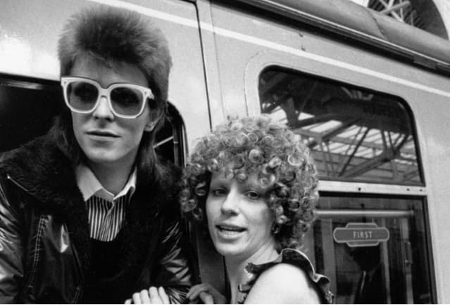 En 1970 Bowie contrajo matrimonio con su primera esposa, Angela. Se dice que su vida en pareja estuvo llena de excesos y promiscuidad sexual.