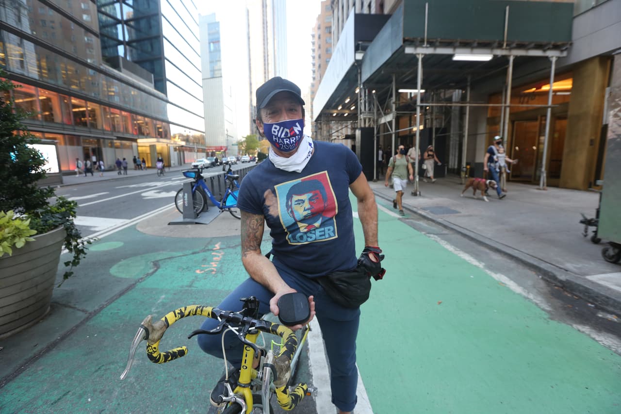 Ciclista posa para mostrar su apoyo Joe Biden y lleva puesto una camiseta que cataloga a Donald Trump como un 'perdedor'.