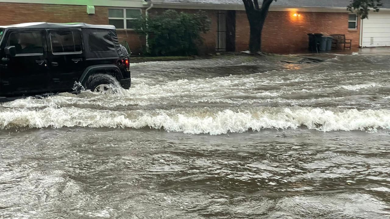 Si se encuentra con agua acumulada en la carretera, no se arriesgue, de la vuelta y busque otra vía.