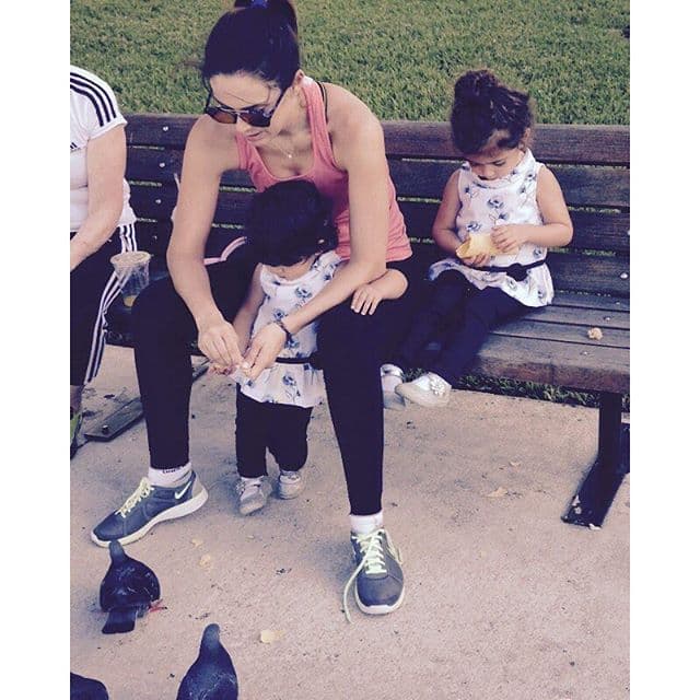 Jacky Bracamontes es otra actriz que derrocha miel por sus hijas y su familia.