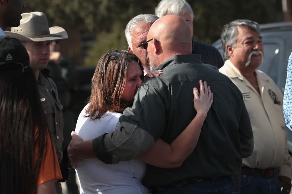Christopher Rodriguez, Esmeralda Rodriguez, Mona Rodriguez, Jayanthony Hernandez y Juanita Rodriguez, participan en una vigilia a la luz de las velas.