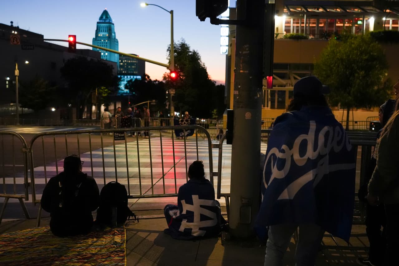 Desde muy temprano de la mañana de este viernes,
<b> aficionados madrugaron para obtener un buen lugar en las calles de Los Ángeles</b> para ver pasar al equipo angelino tras ganar ante los Yankees de Nueva York.