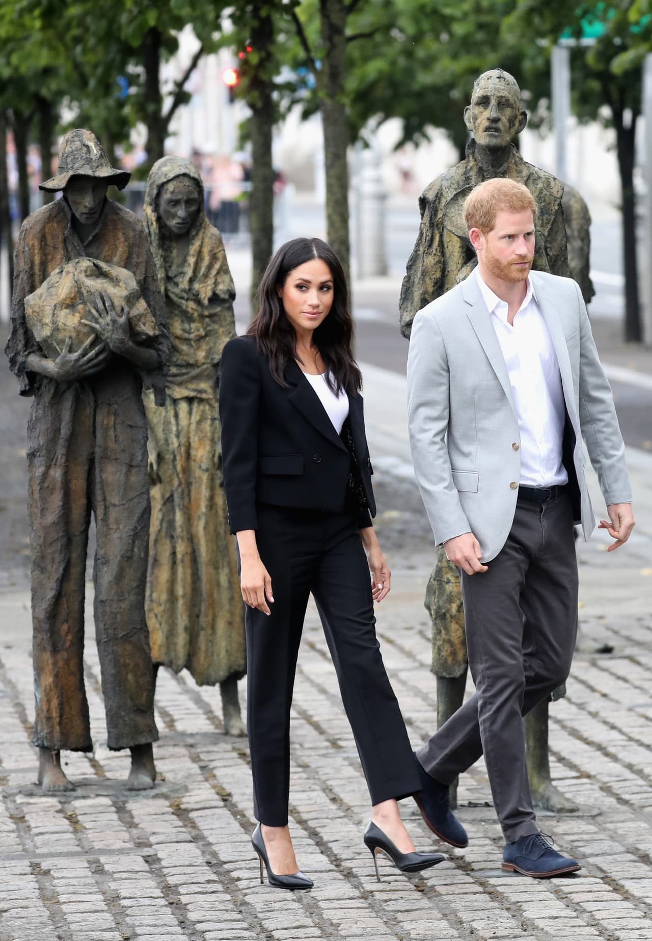 De hecho, esta es la primera ocasión que Meghan usa un traje de pantalón desde su boda con el príncipe Harry el pasado 19 de mayo de 2018. (A excepción de unos pantalones negros que usó para una salida a un
<a href="https://www.eonline.com/news/948469/meghan-markle-wears-pants-to-polo-event-her-most-casual-look-since-royal-wedding?utm_source=dlvr.it&utm_medium=twitter"> juego de polo</a> que no se trató de un evento oficial ni público).