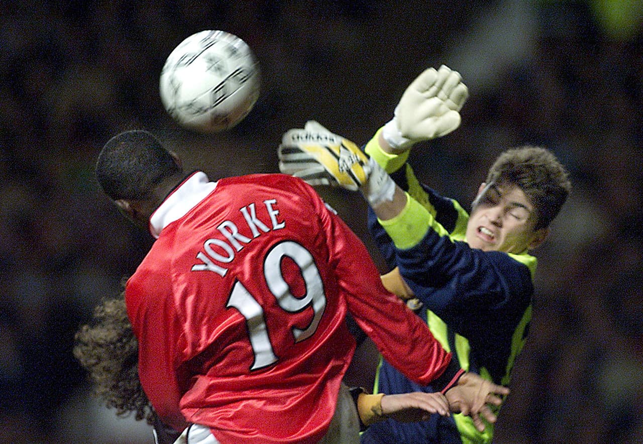 A final de esa temporada en 1999/2000 fue el arquero más joven en disputar y ganar una final de Liga de Campeones. Su brillo en la historia comenzaba.