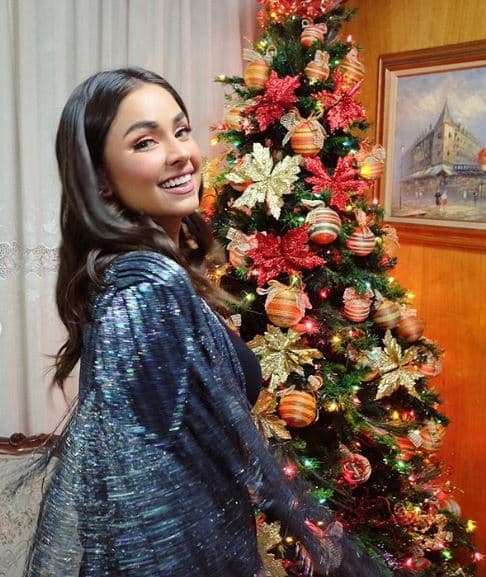 Ese papel le representó todo un reto Claudia Martín. "Estuvimos tres meses en talleres con personas ciegas y débiles visuales, fuimos a las escuelas, yo me la pasaba todo el día vendada de los ojos con un bastón", explicó al portal Las Estrellas TV.
<br>