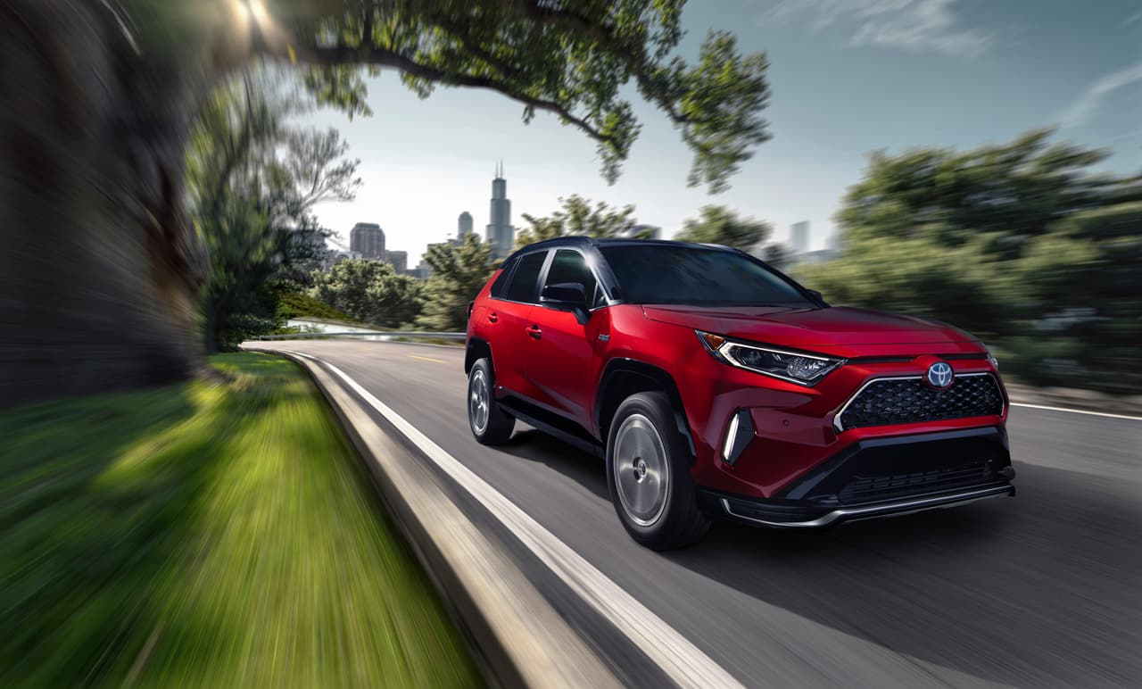 La quinta generación de la Toyota RAV4 ha tenido tanta aceptación en el mercado de Estados Unidos que se ubica entre los 
<a href="https://www.univision.com/carros/ranking-de-carros/estos-son-los-carros-que-en-2019-llevan-la-delantera-en-ventas-en-eeuu-fotos" target="_blank">modelos más vendidos de 2019</a>. Con la intención de darle continuidad al éxito de esta SUV compacta, el fabricante japonés expande su portafolio con una nueva variante híbrida enchufable, la cual recibe el nombre de 
<b>Toyota RAV4 Prime</b>.