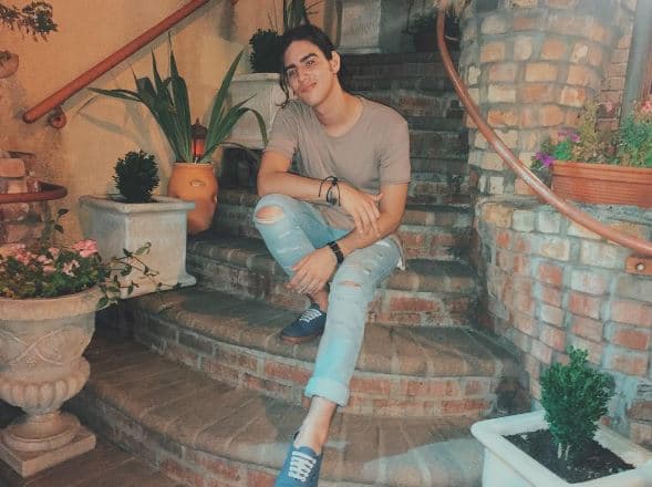 Félix Gabriel luce su pelo largo recogido, a veces suelto usando una pañoleta, ¿Cómo lo prefieres?