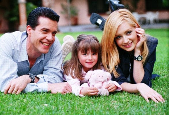 <b><a href="http://www.univision.com/programas/novelas/daniela-aedo-de-estrella-de-novelas-infantiles-a-bloguera-fotos">Daniela</a></b> estuvo cobijada por actores como 
<b>Lisette Morelos </b>y 
<b>Miguel de León</b>, los protagonistas adultos.