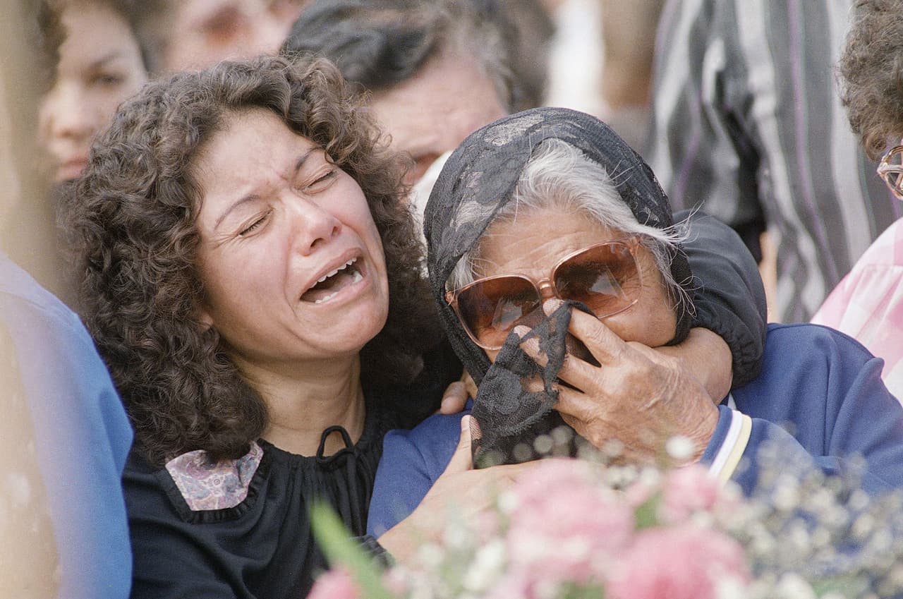 <b>Puesto 8. Año 1987</b>
<br>
<b>Tornados registrados en diciembre:</b> 15
<br>
<b>Víctimas mortales:</b> 6
<br>
<br>Según NOAA los años que se registraron más tornados en diciembre fueron 1982 (97 tornados, siete fallecidos) y 2002 (98 tornados, cuatro fallecidos).
<br>
<br>En la fotografía dos mujeres lamentan la pérdida de familiares víctimas de un tornado en Saragoza, Texas, en mayo de 1987.
<br>