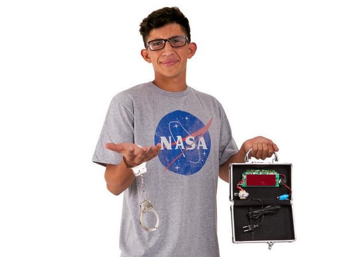 Personajes famosos como el dueño Facebook, Mark Zuckenberg y el Presidente Barack Obama lo felicitaron y lo impulsaron a que siga estudiando y realizando proyectos de ciencia. Ahora ya tiene disfraz, cuesta 80 dólares y viene con la playera de la NASA que usaba cuando fue arrestado, esposas y un reloj digital. Ahmed Mohamed se irá a vivir a Qatar en donde le dieron beca completa