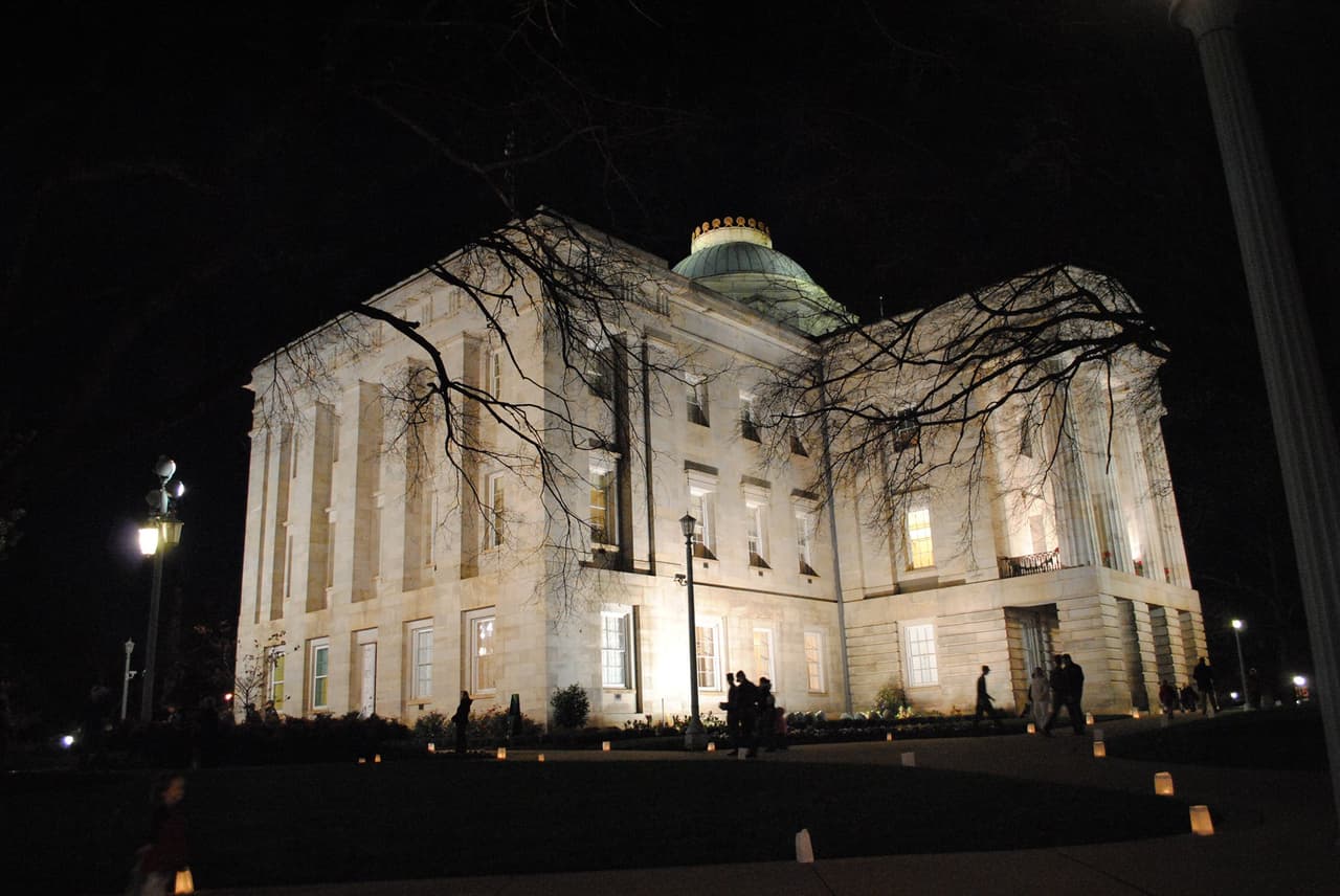 <b>North Carolina State Capitol (Raleigh)</b>
<br>
<b>Sitio web</b>: 
<a href="https://historicsites.nc.gov/all-sites/north-carolina-state-capitol/plan-your-visit">https://historicsites.nc.gov/all-sites/north-carolina-state-capitol/plan-your-visit</a> 
<br>
<b><a href="https://maps.app.goo.gl/LXBi5F1wJhcm66Gz6">Cómo llegar</a> </b>
<br>
<br>El edificio del Capitolio estatal en Raleigh es, por supuesto, el hogar de mucha historia, pero también se dice que alberga fantasmas. Se ha informado de actividad paranormal aquí desde mediados del siglo XIX, como que las puertas del ascensor se abren y cierran solas, y el ascensor se mueve de un piso a otro sin pasajeros.