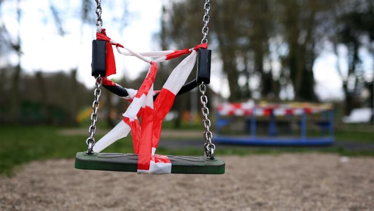 Adviértele a tu hijo que nunca tome atajos por zonas de construcción, arroyos, donde haya matorrales, calles solas, lugares oscuros o lotes baldíos.