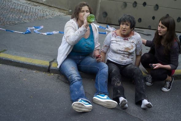 Miembros del personal administrativo de la Academia de Ciencias, que tiene su sede justo enfrente del inmueble siniestrado, describían cómo se les "vinieron encima los marcos de las ventanas" y sintieron el impacto de los cristales.