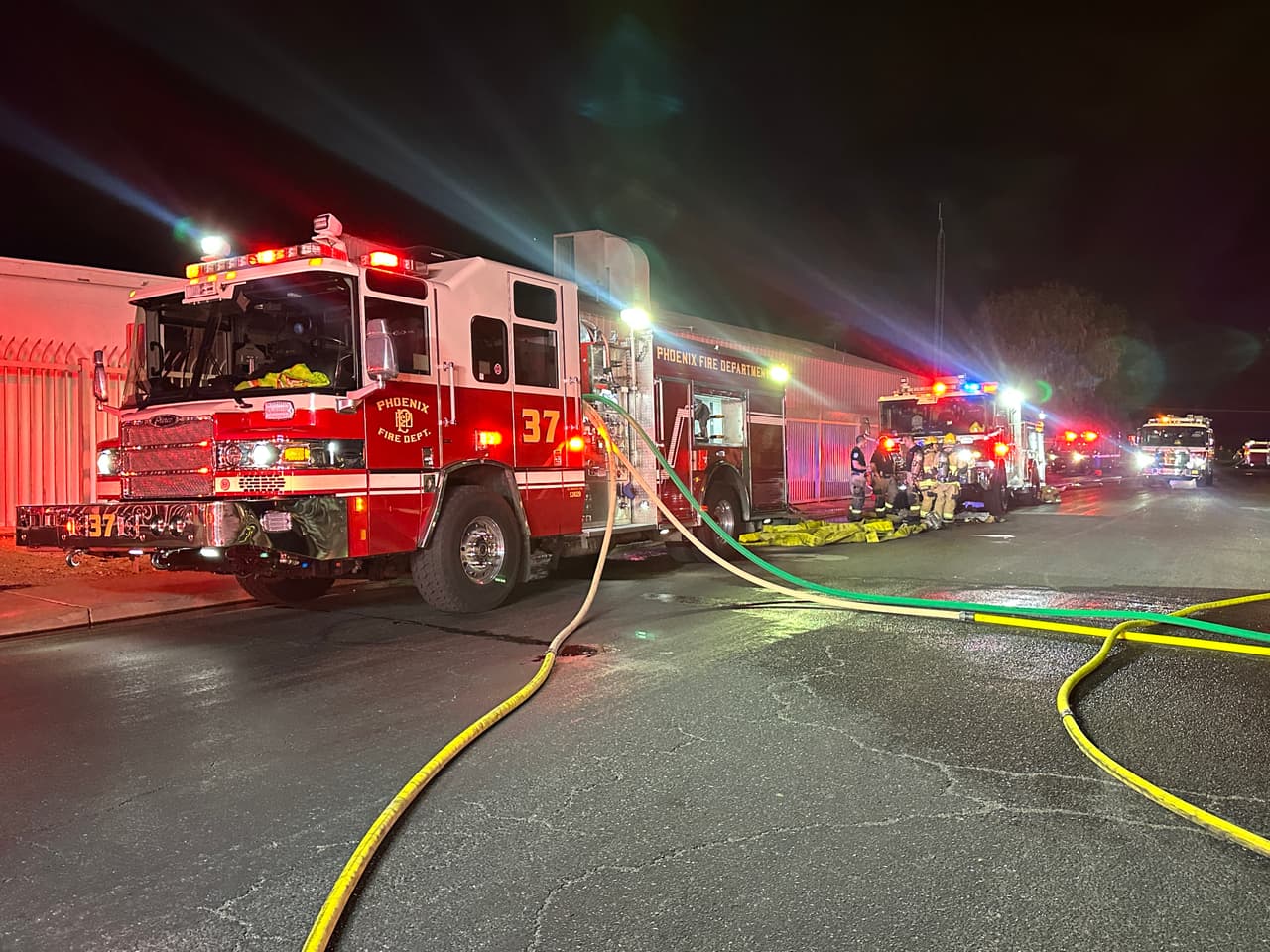 Un equipo de investigadores recabaron pistas en el lugar para determinar la causa del devastador incendio. El Programa de Asistencia Comunitaria apoya a las personas que perdieron su hogar.