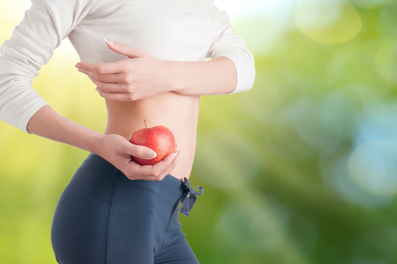 <b>Mejora la digestión. </b>Debido a su alto contenido de fibra, la manzana se convierte en una gran cómplice para evitar los problemas de digestión.
