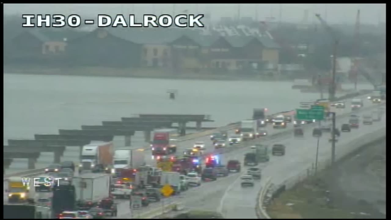 Esto ha provocado que la lluvia que cayó se congele, especialmente en los puentes del Metroplex.