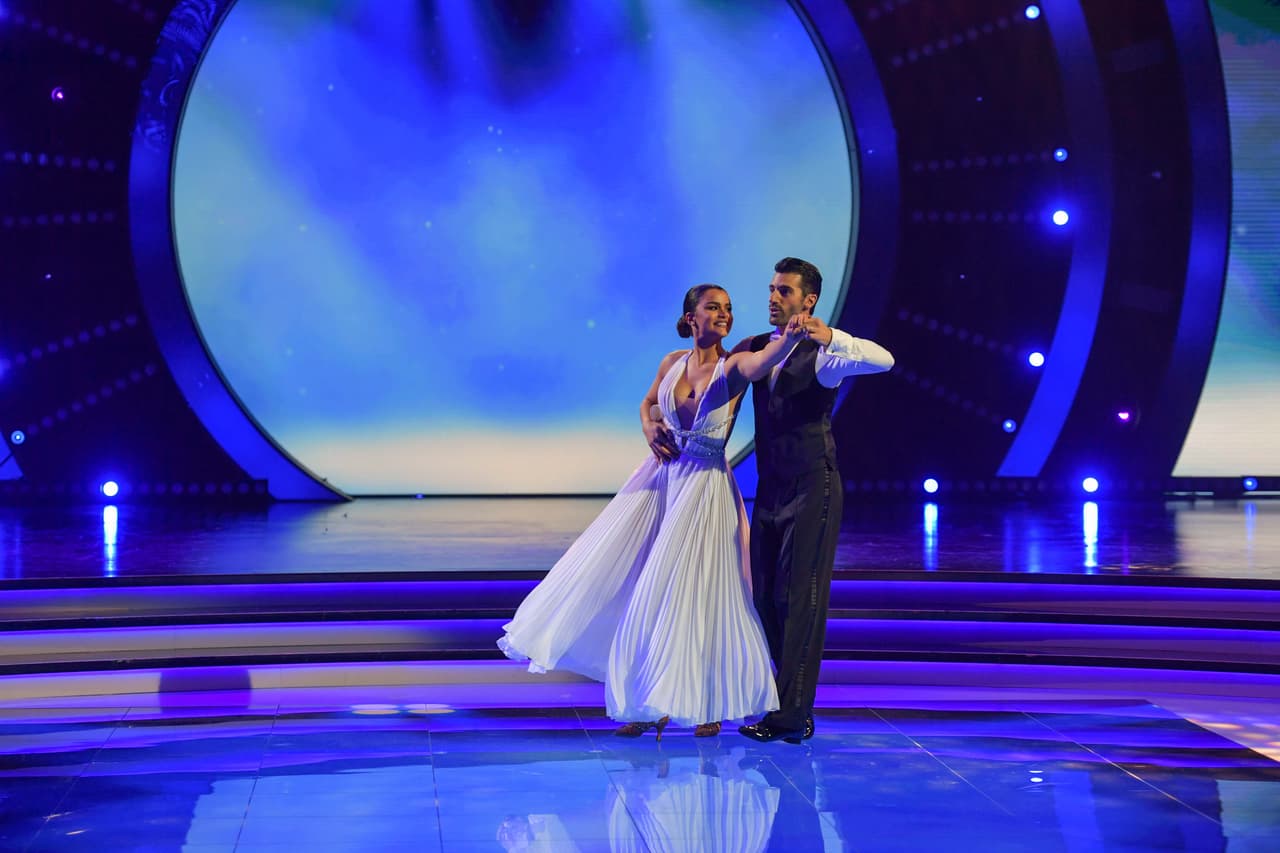 La conductora debió volver a bailar. Esta vez movió su cuerpo suavemente al ritmo del tema 'Todo Cambió'.