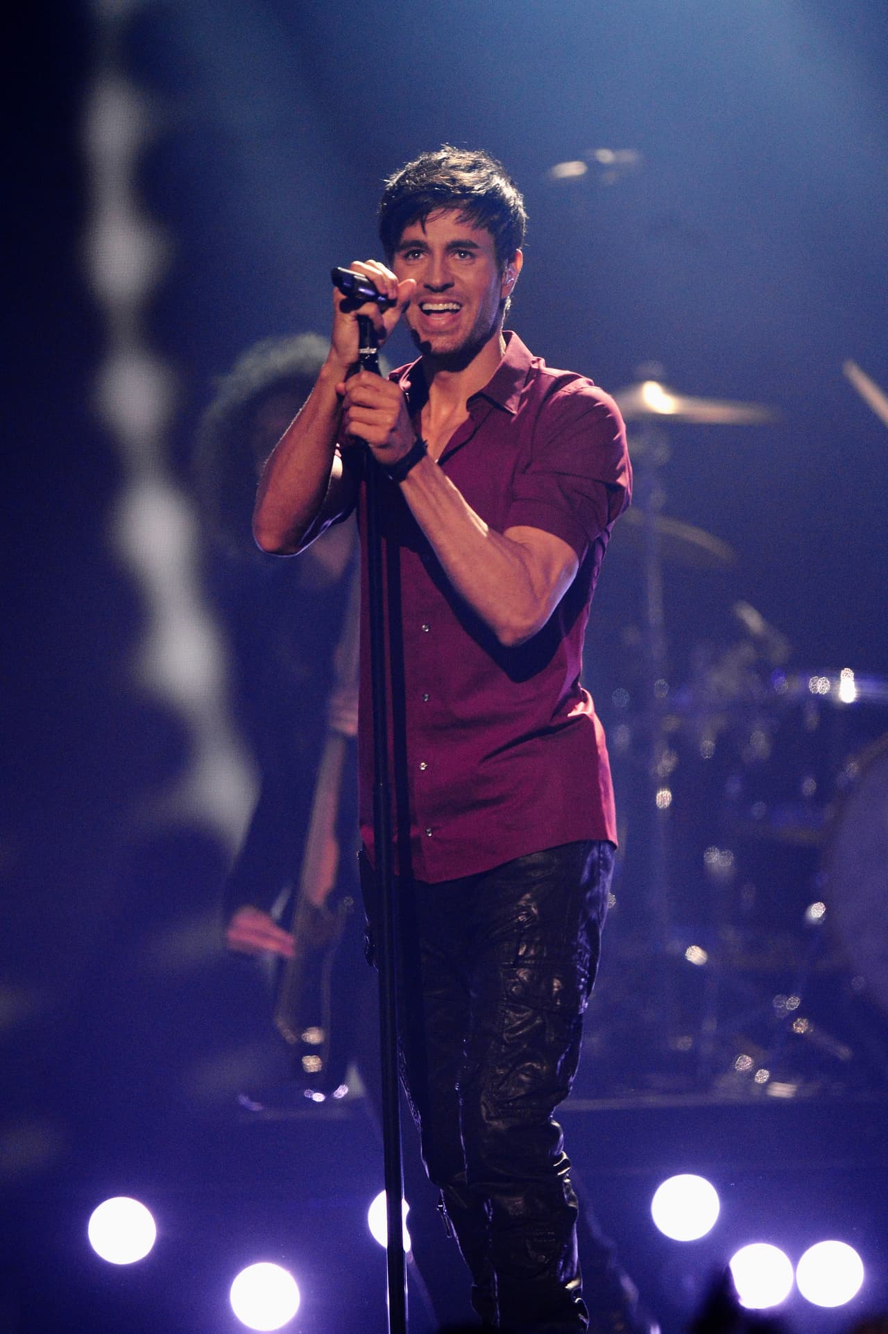 El tema romántico tiene las influencias de la bachata, y le mereció a Enrique varios galardones.