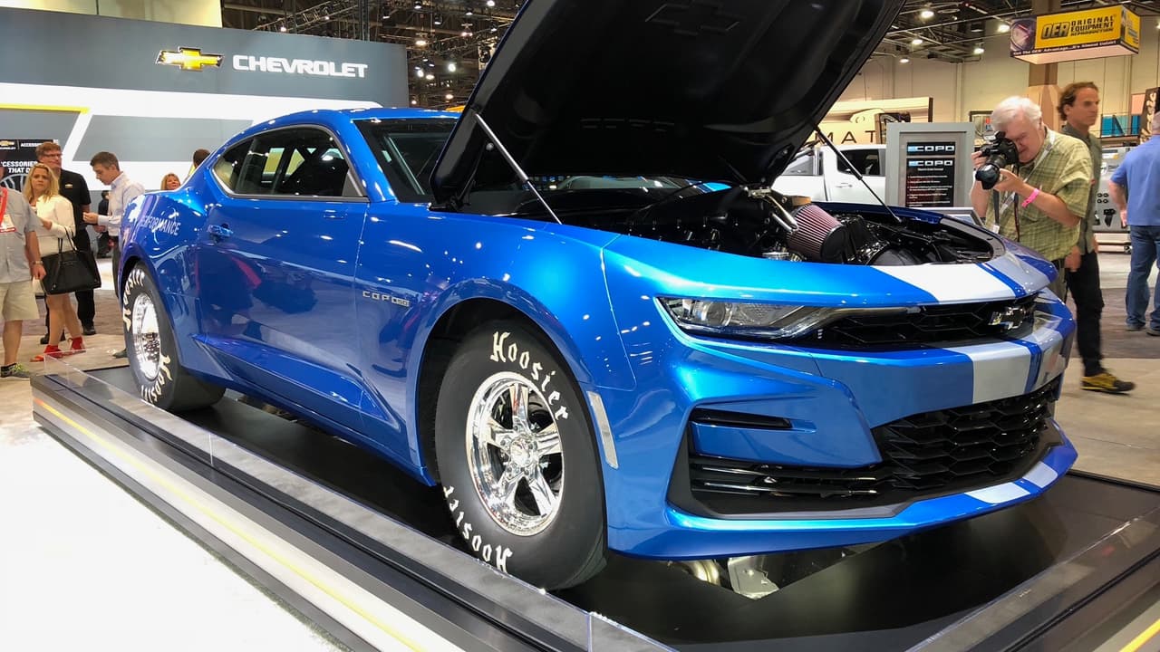 <h3 class="cms-h3-H3">Chevrolet COPO Camaro Edición 50th Aniversario 2019</h3>
<br>Chevrolet celebra medio siglo de Camaros para carreras drag con esta hermosa y bestial edición, de la cual solo se fabricarán 69 unidades. Debajo del capó del COPO Camaro se puede optar por un enorme V8 de 7 litros (427 pulgadas cúbicas) , o un V8 LT de 5.0 litros (302 pulgadas cúbicas) supercargado. Chevrolet se reserva el derecho de aprobar a los compradores. Quienes deseen sumarse a la lista de aspirantes pueden hacerlo en https://www.chevrolet.com/Performance/copo-camaro . . . pero probablemente ya sea tarde para hacerlo.