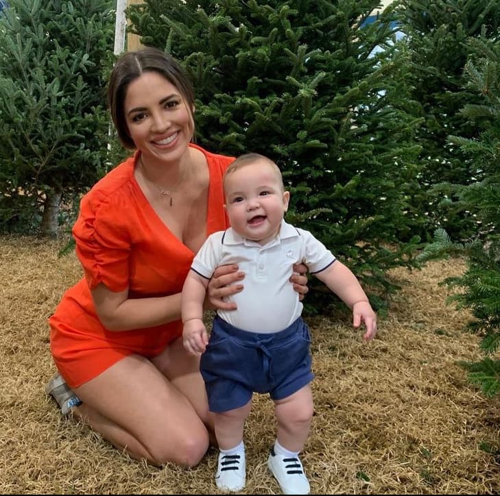 Para el 22 de noviembre, cuando Ford cumplía 7 meses de edad, él y su madre se alistaban para que las fiestas decembrinas no los tomara por sorpresa. Por eso, la feliz pareja decidió comenzar a elegir su árbol de 
<a href="https://www.univision.com/temas/navidad">navidad</a> con mucho tiempo de antelación.
<b> Sin embargo, Pamela fue tajante al dejar claro que no esperaba obsequios porque Ford "era el mejor regalo". </b>
<br>
<br>