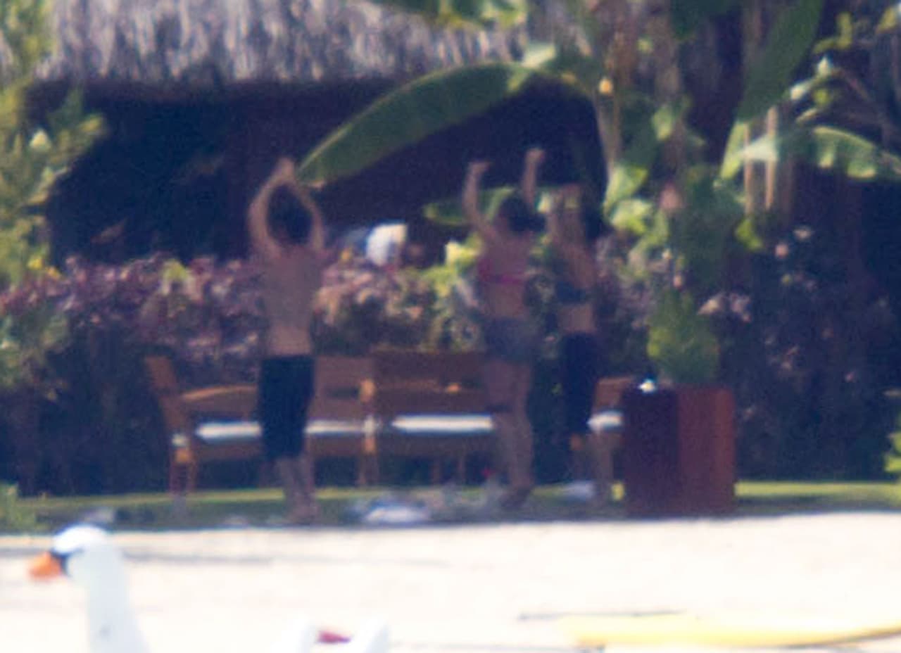 Terminaron el día haciendo yoga.