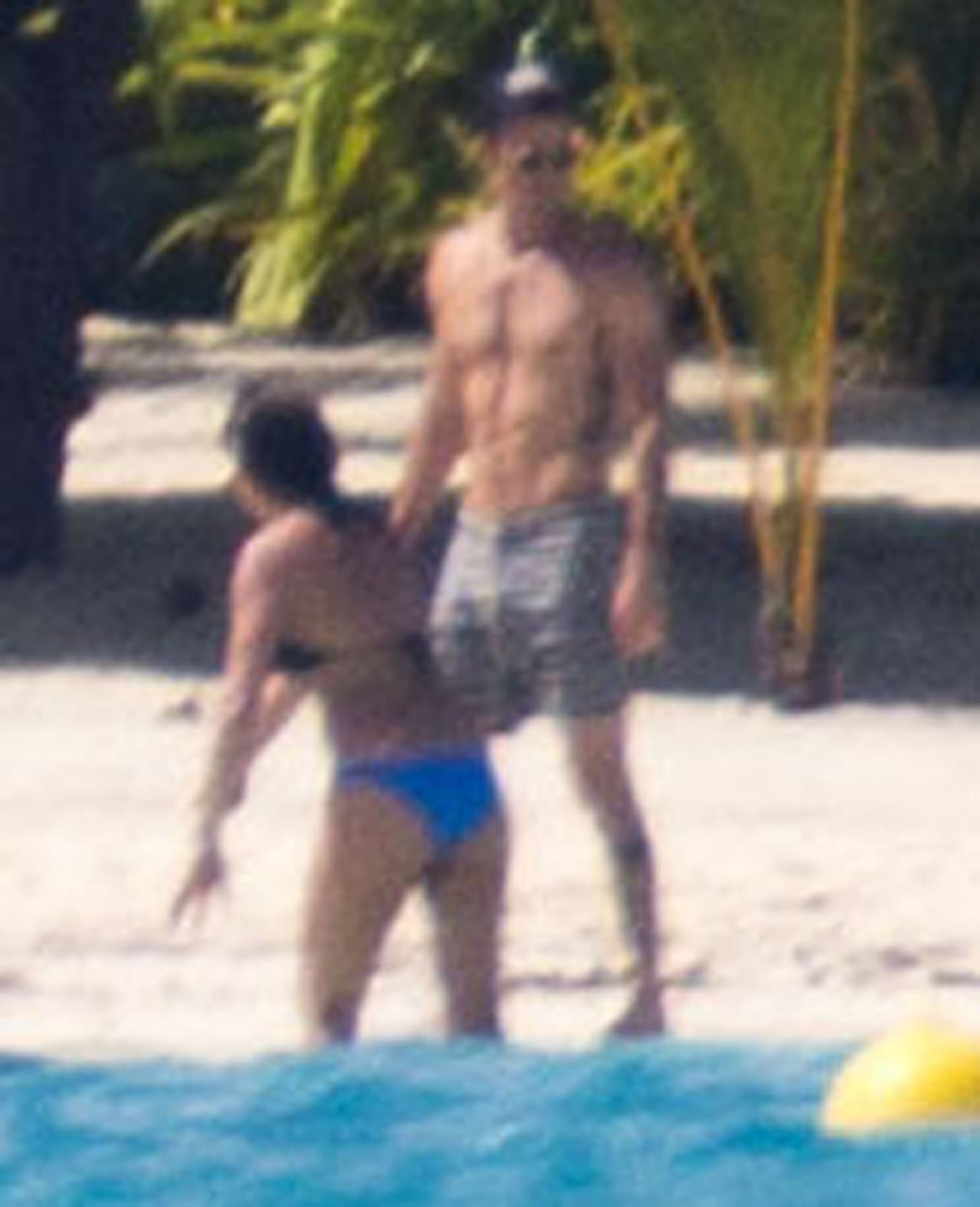 Se pusieron en acción y se metieron al mar.