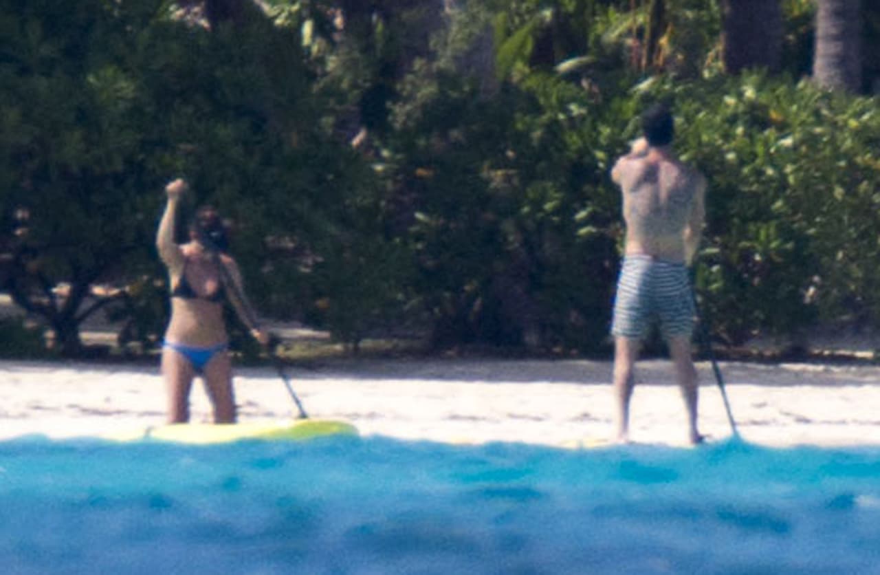 Jennifer y Justin haciendo paddleboarding en su luna de miel.