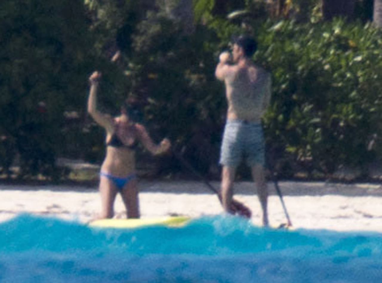 Jennifer y Justin haciendo paddleboarding en su luna de miel.