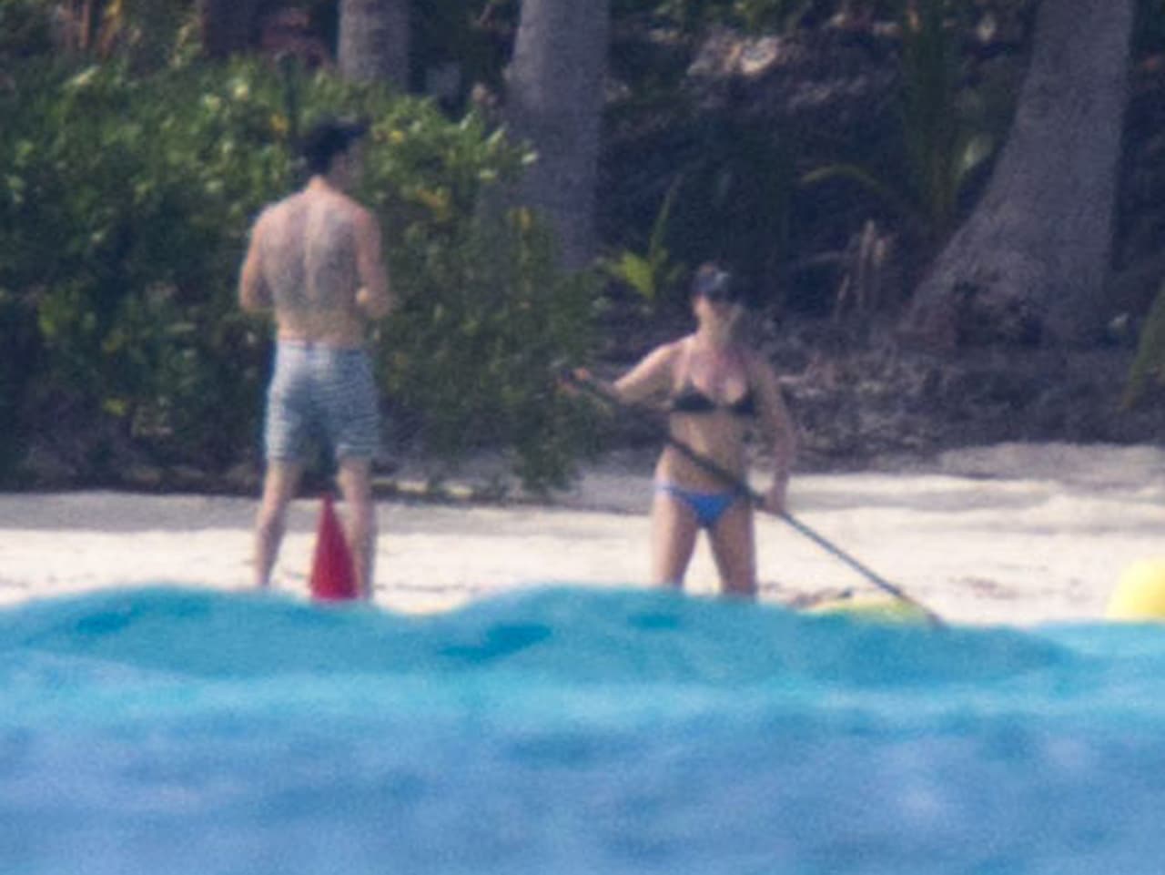 Jennifer y Justin haciendo paddleboarding en su luna de miel.