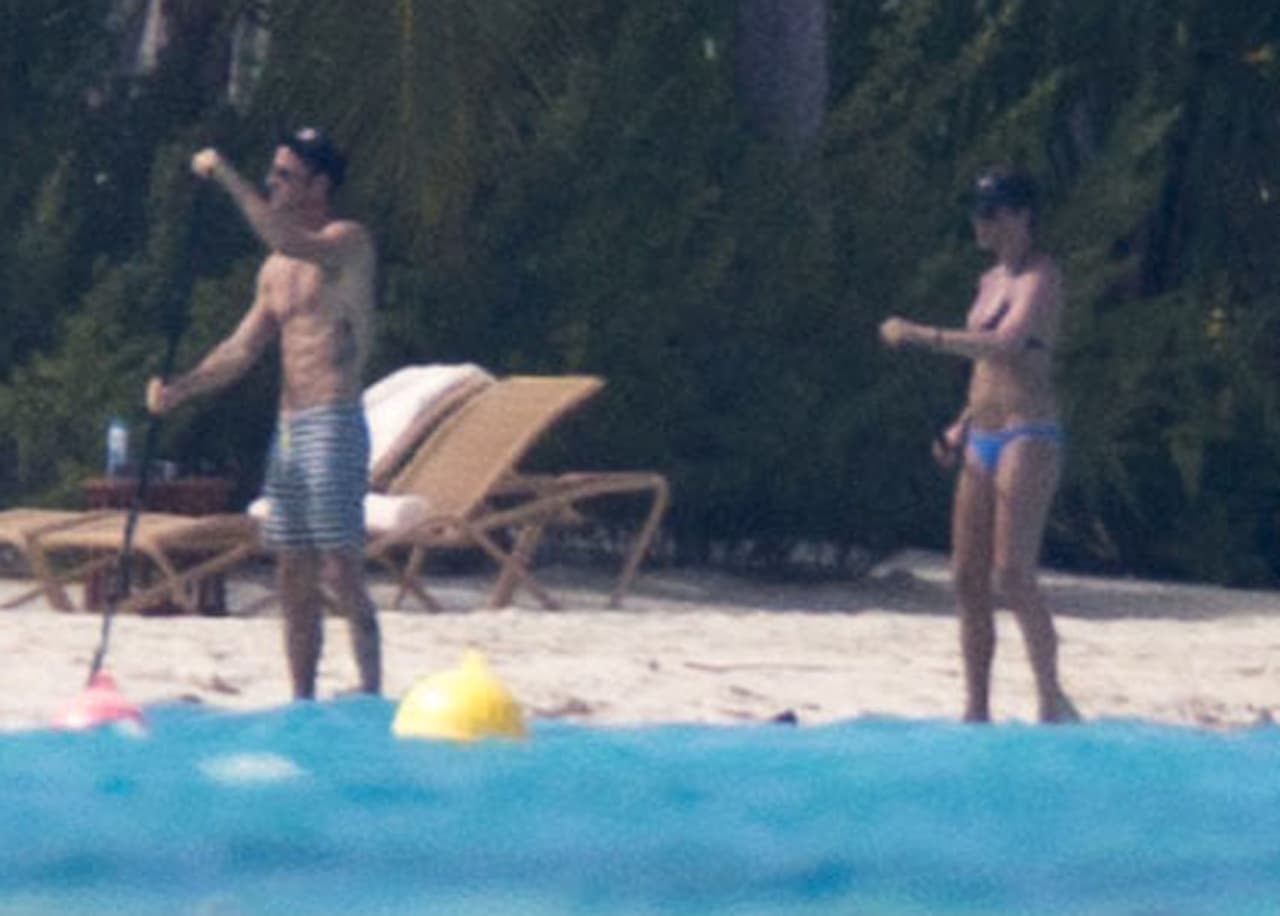 Jennifer y Justin haciendo paddleboarding en su luna de miel.