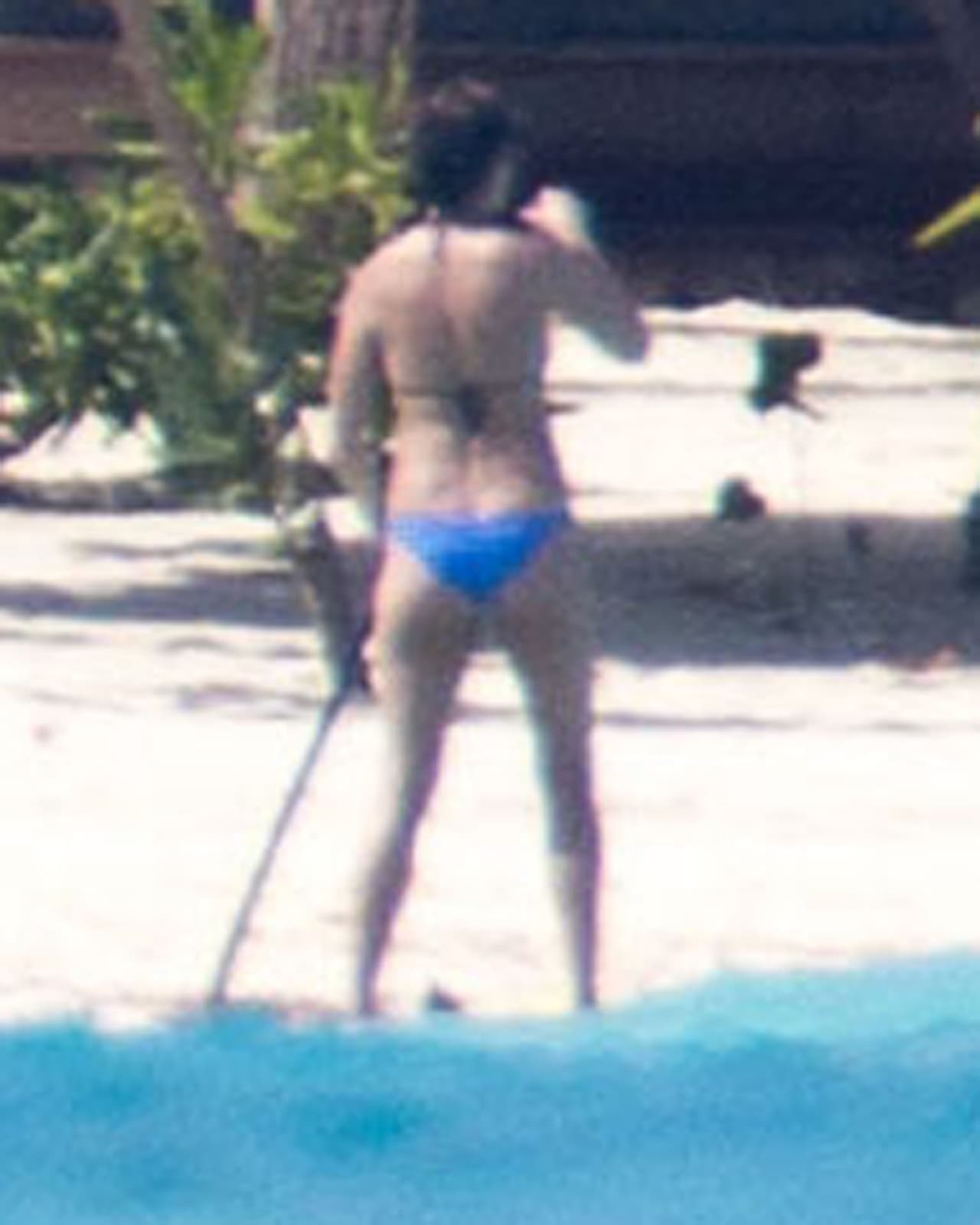 Jennifer y Justin haciendo paddleboarding en su luna de miel.