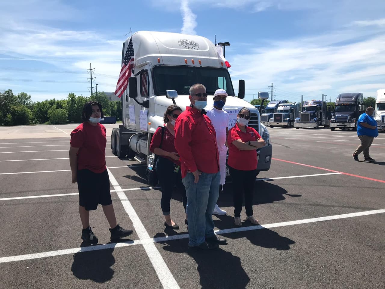 Al rededor de 40 conducotres de camiones participaron en la manifestación