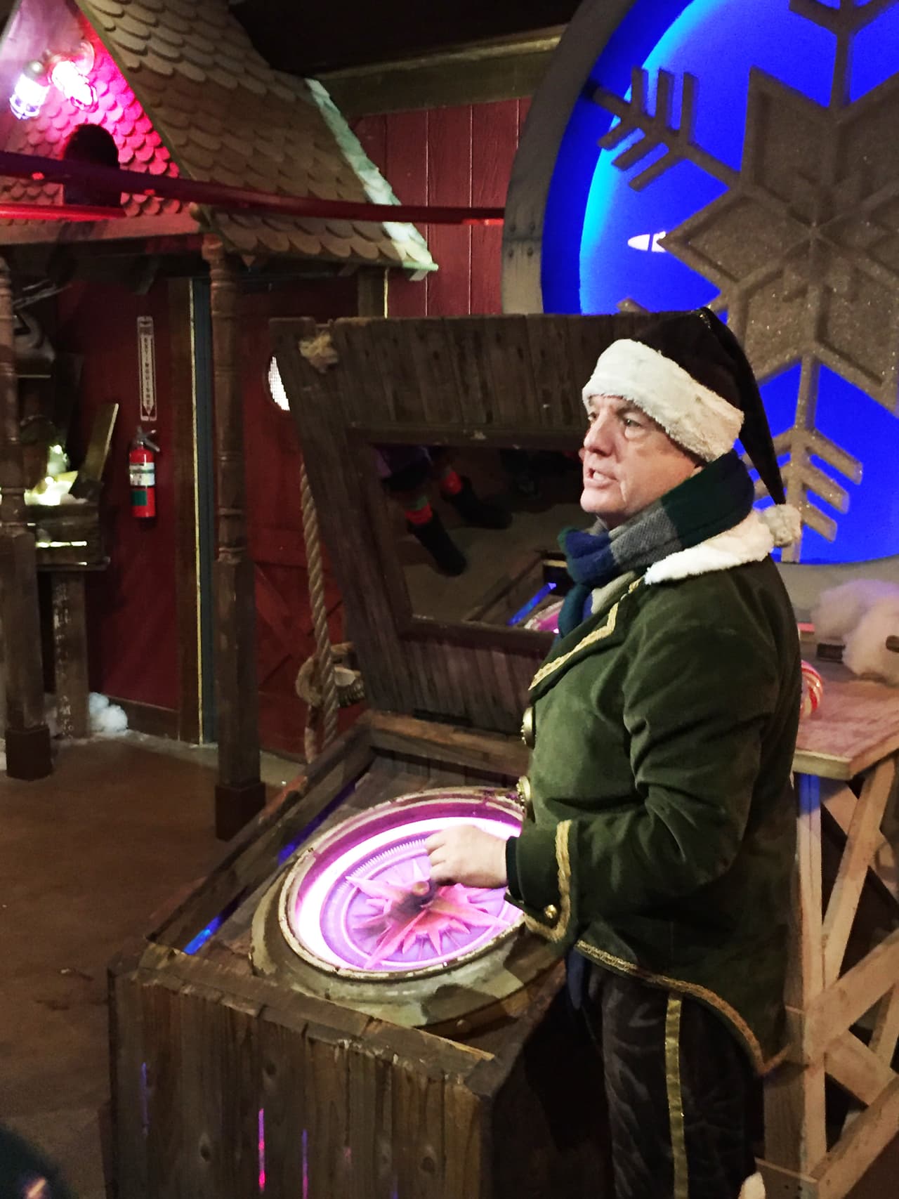 A la llegada los recibe un Elf que les asegura a los asistentes que llegaron al Polo Norte.