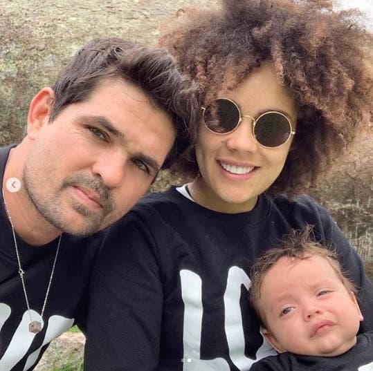 Otro seguidor le preguntó si el niño ya tenía sus primeros dientes. "Todavía no, pero al parecer 
<b>ya casi</b>", anticipó la modelo.