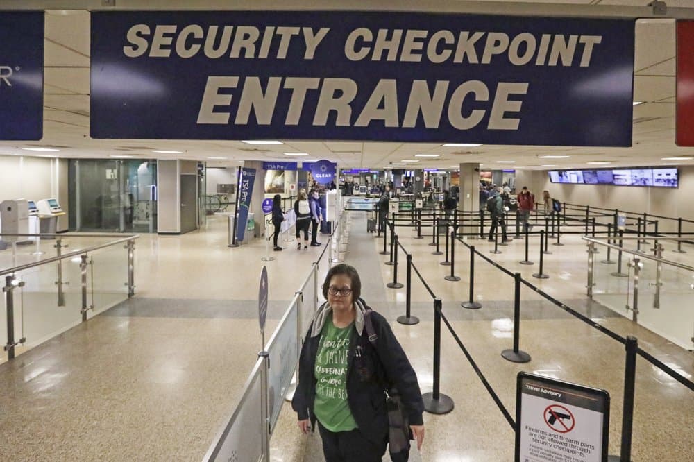 Ann Lovell en el aeropuerto de Salt Lake City antes de viajar a San Diego, desde donde se traslada a Tijuana a comprar su medicina para la artritis reutomatoide. La aseguradora del estado de Utah cubre todos los gastos.
<br>
<br>
<br>