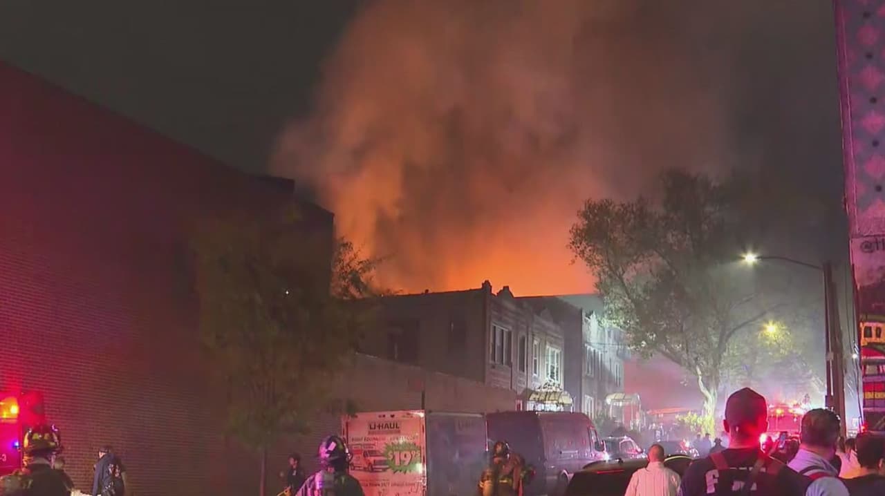 Incendio consume iglesia y una casa en Astoria, Queens, y deja varios heridos